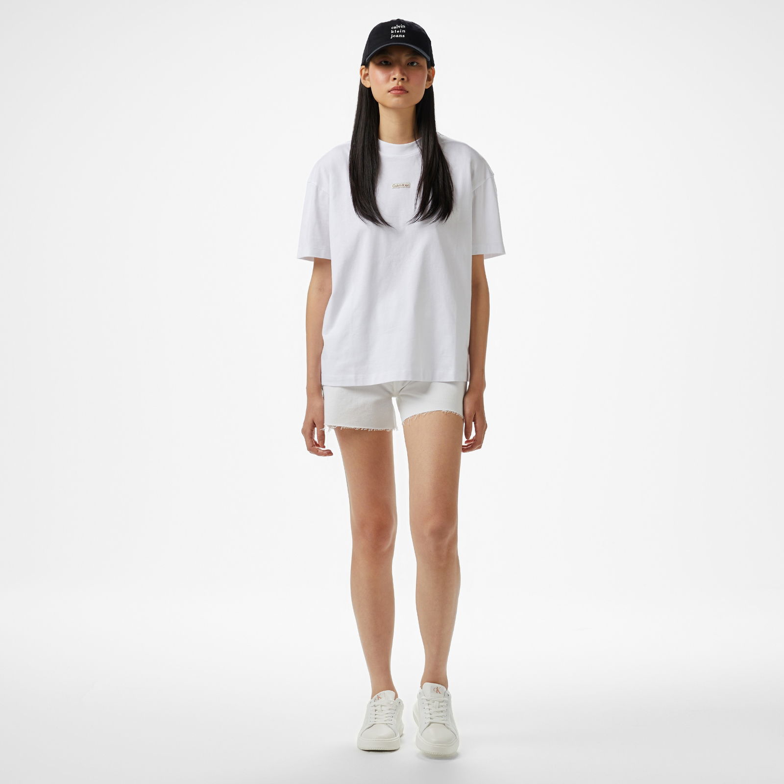 Ae8Baacb-Baa5-4394-B85D-59883507Ed7B_Size2000X2000_Cropcenter شورت سفید زنانه Calvin Klein Mom
