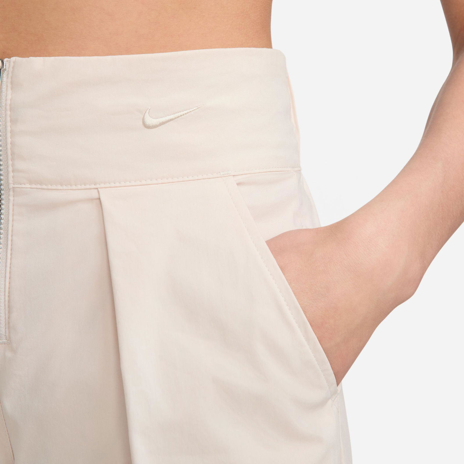 B4Cb6292-82De-42A3-Af11-2830C8C6Ece6_Size2000X2000_Cropcenter Nike Sportswear Collection Woven Trouser Kadın Krem Rengi Eşofman Altı