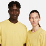 Nike Sportswear Premium Essentials Erkek Sarı T-Shirt