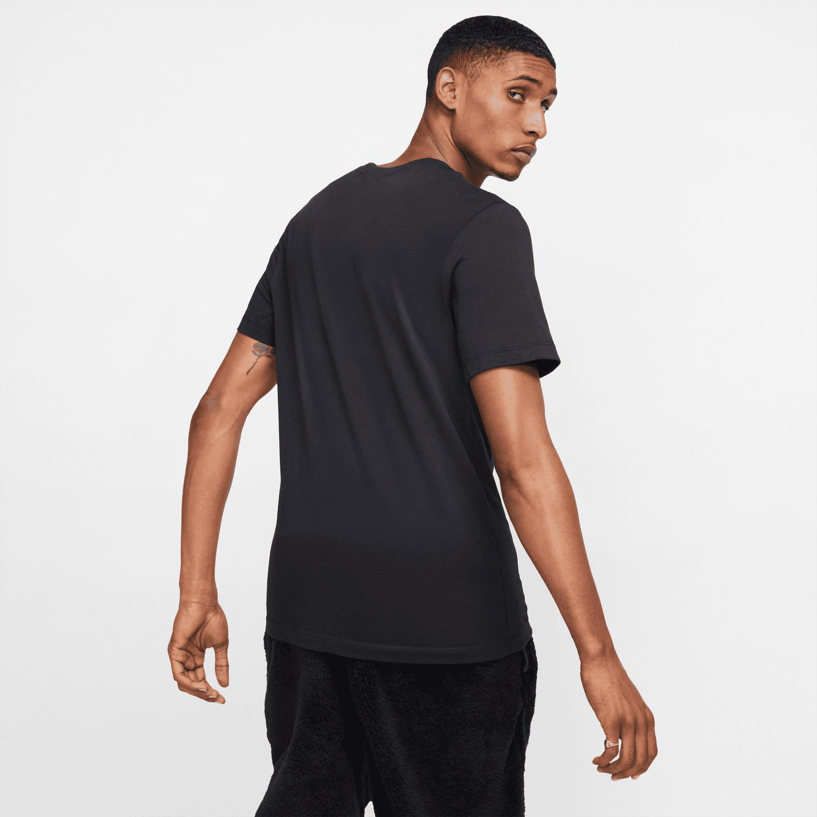 Dcbbe861-74Ae-40B3-9882-A7A3Da91A189_Size2000X2000_Cropcenter Nike Sportswear Club Erkek Siyah T-Shirt