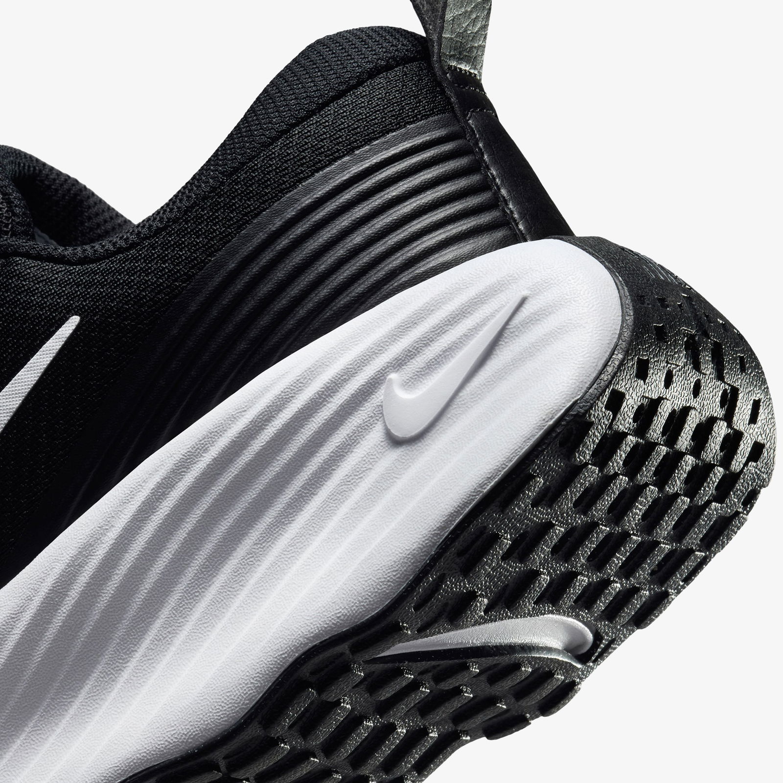D9E501A4-26F8-4Ae4-86Fa-Acfbf1Ef136C_Size2000X2000_Cropcenter Nike Promina Kadın Siyah Spor Ayakkabı