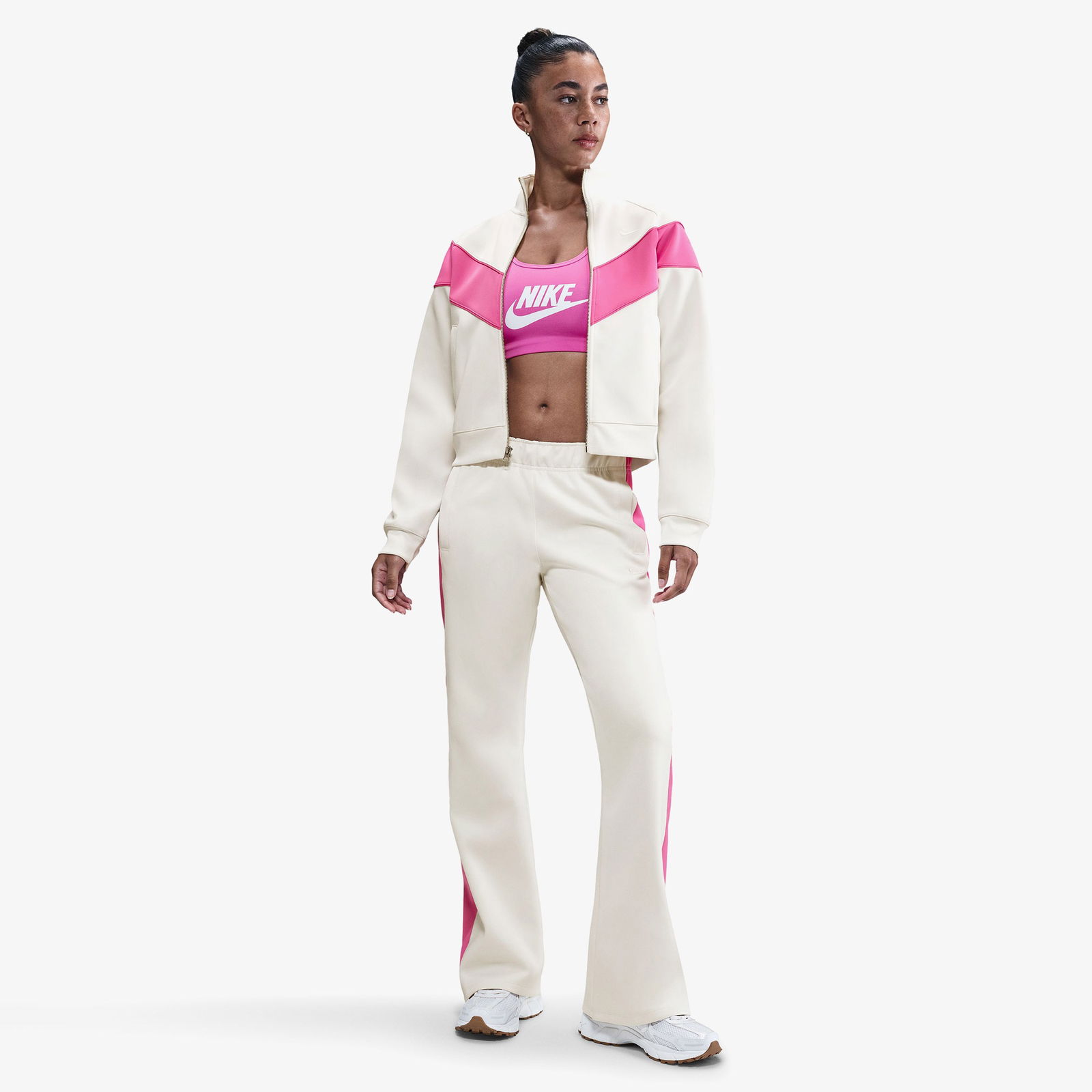 088Aa48A-F0F2-45Bd-9Be4-5176B7C039F7_Size2000X2000_Cropcenter Nike Sportswear Windrunner Poly Kadın Krem Rengi Ceket