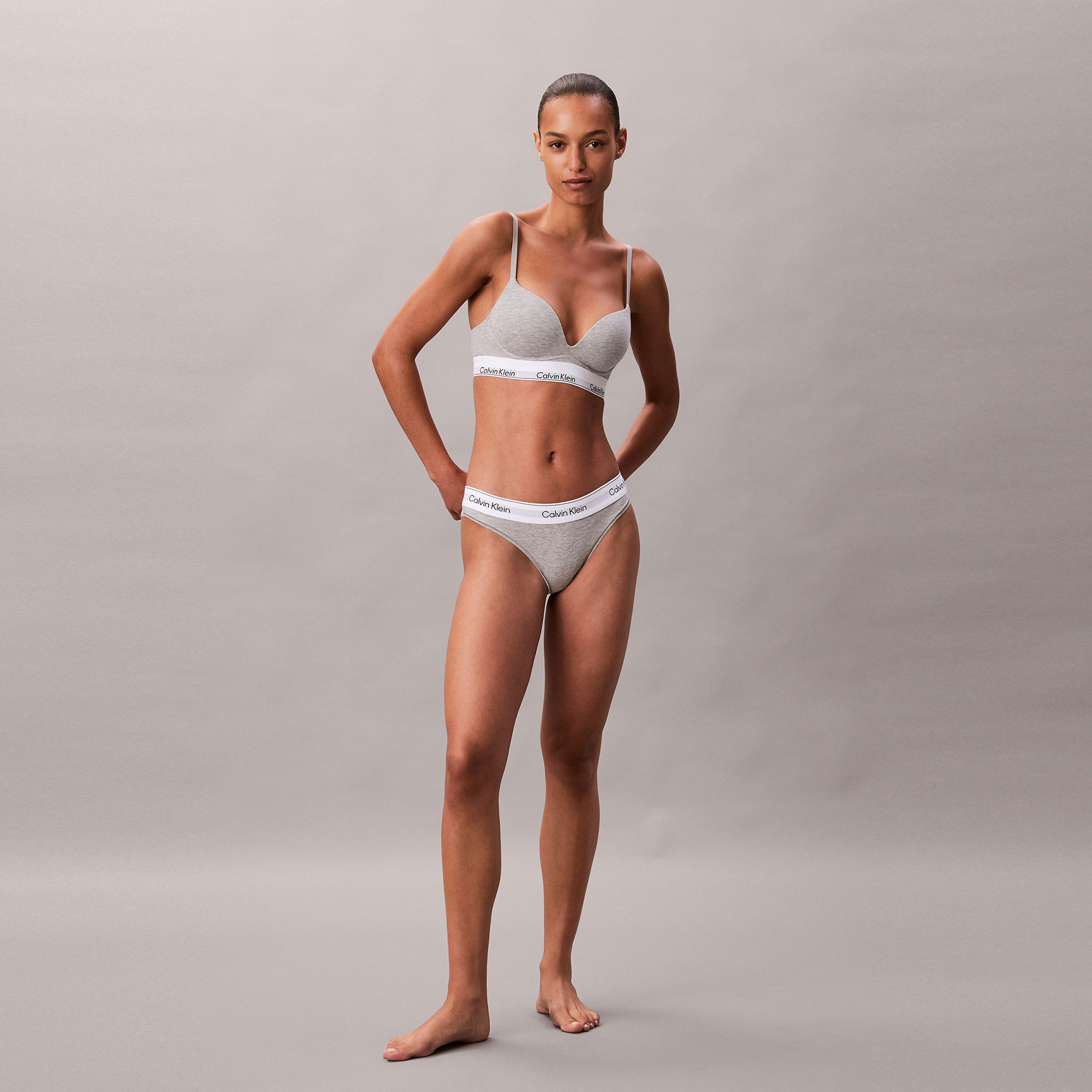 5Dbb11A7-5Cfa-4Cd0-986C-8D09B8B438Cf_Size2000X2000_Cropcenter Calvin Klein Brazilian Kadın Gri Külot