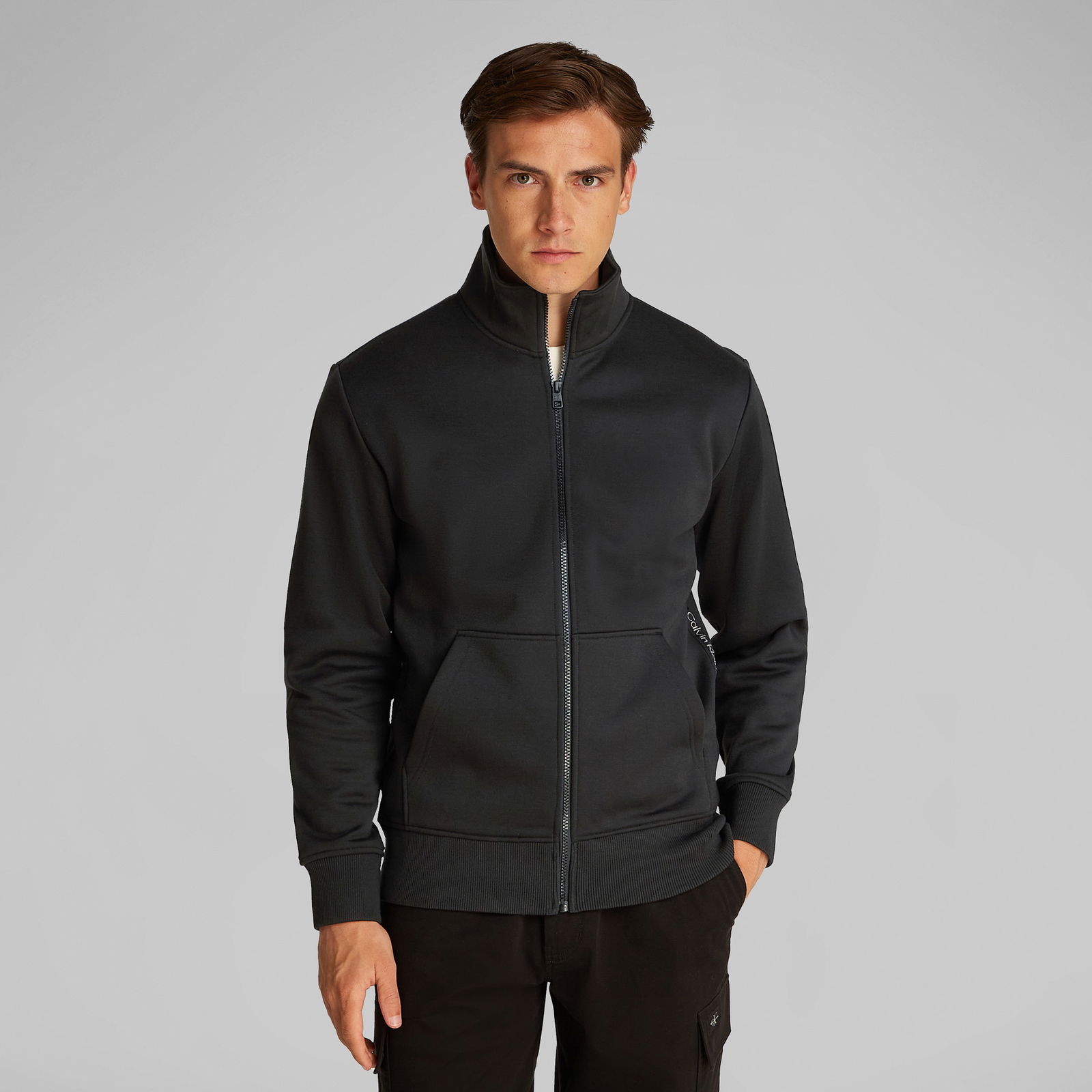 Bb03C09B-2Ea3-43Af-91B2-Ad90C8772768 سوشرت مشکی مردانه نوار زیپ لوگو Calvin Klein - تصویر 16