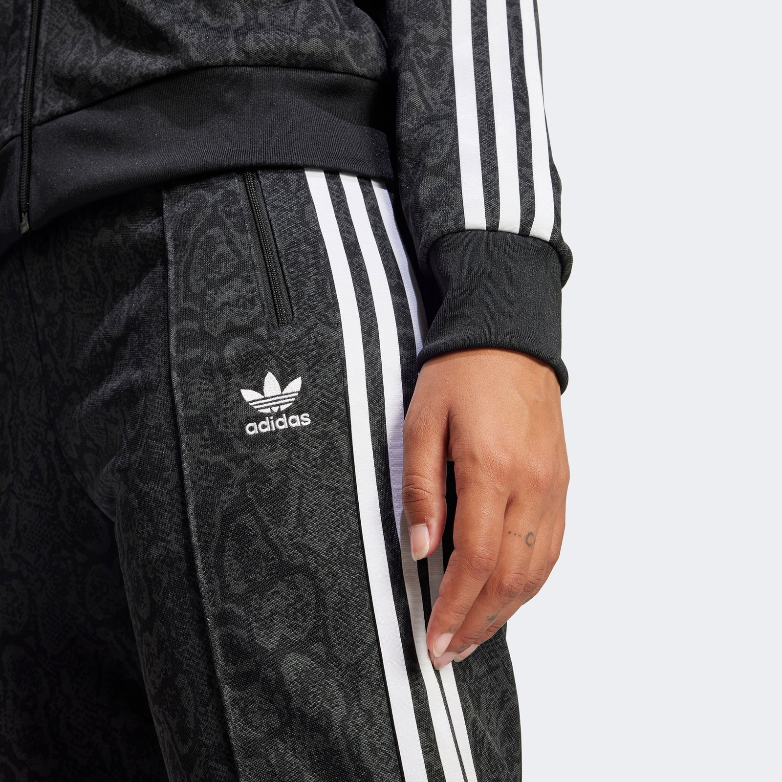 E97C0526-08A1-45A0-96Ec-C665E2365055_Size2000X2000_Cropcenter Adidas Snake Fb Kadın Siyah Eşofman Altı